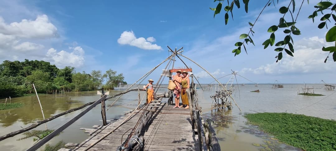 Familie auf Reisen in Thailand zwischen Natur, Tempeln und Stränden